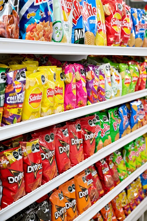 Anaquel de botanas de la tienda